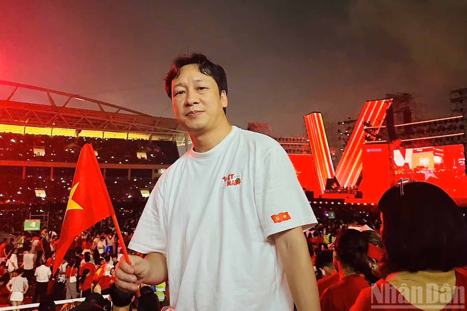 Audience Cao Ba Thu poses for a photo with the 26-metre-high ‘V’ stage backdrop.