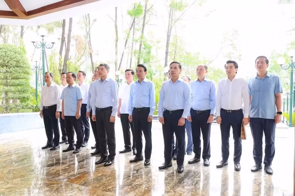 Prime Minister Le Minh Hung and members of the delegation expressed their profound gratitude for the immense contributions of the heroic martyrs, who devoted their youth and made the ultimate sacrifice for national independence, the freedom of the Fatherland, and the happiness of the people.