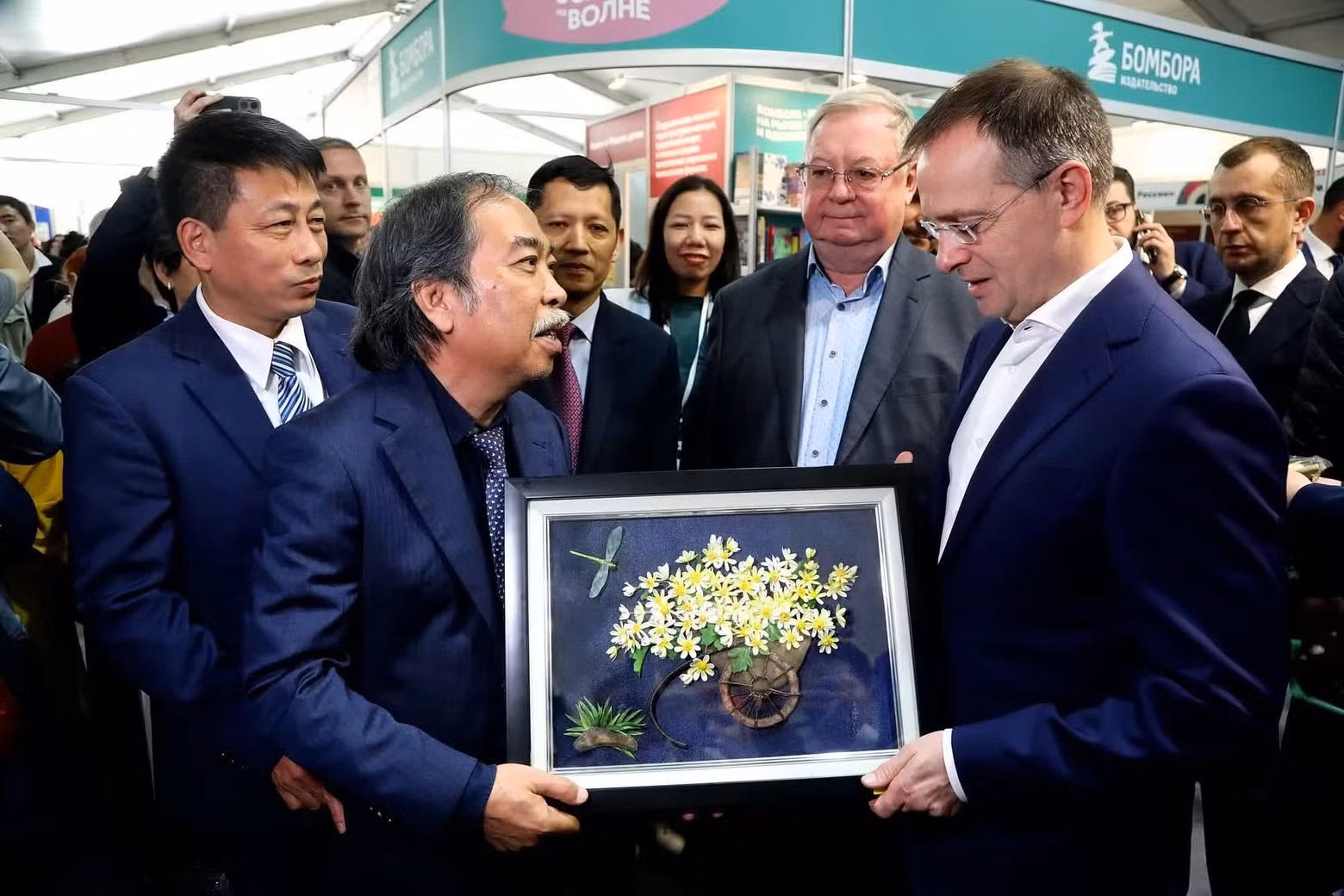 Distinguished guests visit Viet Nam’s exhibition booth. From right to left: Secretary-General of the Russian Writers’ Union Vladimir Medinsky, and former Russian Prime Minister Sergey Stepashin who is current President of the Russian Book Union.