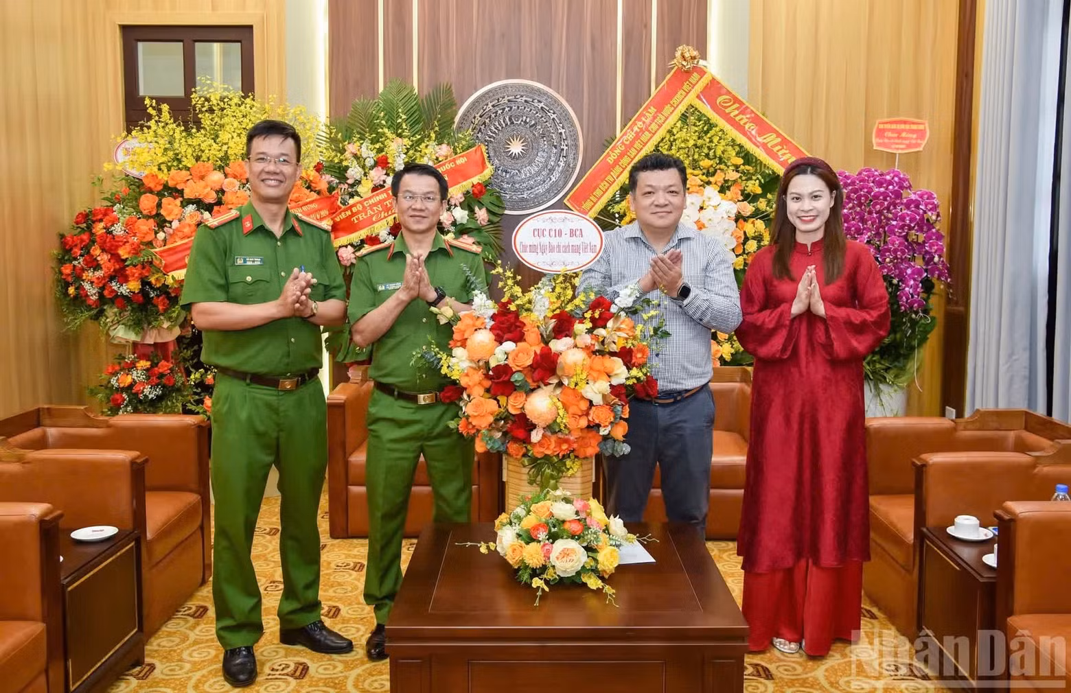 Representatives from the Police Department of Management of Prison under the Ministry of Public Security visit and extend congratulations to Nhan Dan Newspaper.