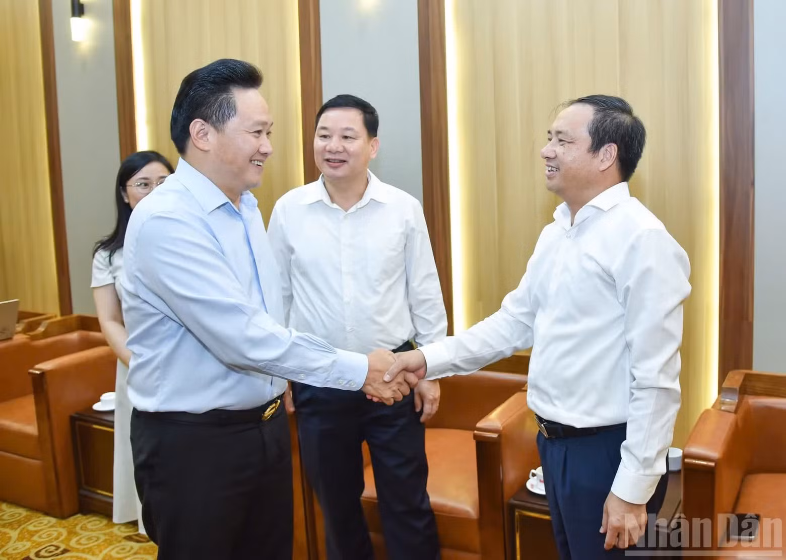 Phan Van Hung, Member of the Standing Board of the Party Committee and Deputy Editor-in-Chief of Nhan Dan Newspaper, receivesLuong Duc Minh, Member of the Standing Board of the Phu Tho Provincial Party Committee and Head of the Provincial Party Committee’s Commission for Communication, Education and Mass Mobilisation.