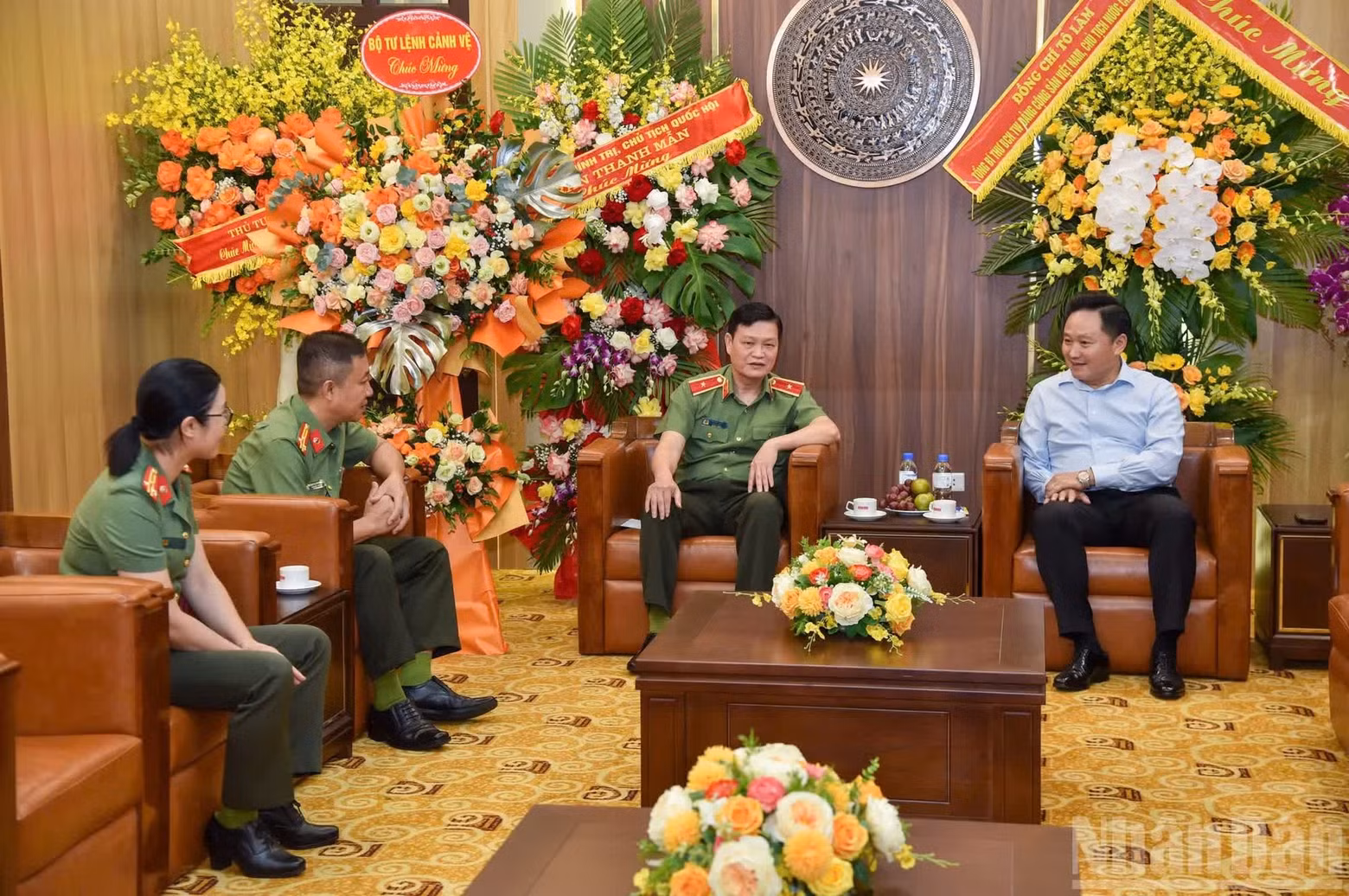 Phan Van Hung, Member of the Standing Board of the Party Committee and Deputy Editor-in-Chief of Nhan Dan Newspaper, receives the delegation from the Police Guard High Command.