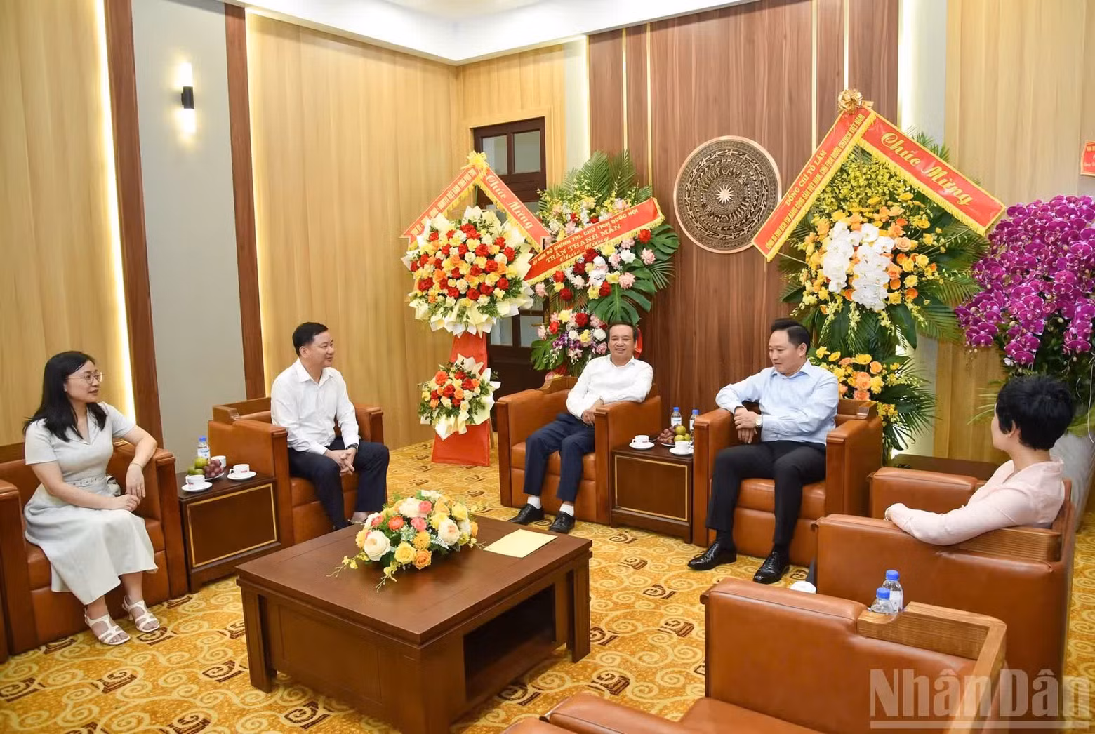 Head of the Phu Tho Provincial Party Committee’s Commission for Communication, Education and Mass Mobilisation Luong Duc Minh expresses his hope that Nhan Dan Newspaper would continue to pay close attention to Phu Tho Province and strengthen cooperation with the locality in communications and media management. Such cooperation, together with efforts undertaken in other localities nationwide, would contribute to Party building, strengthening the political system and promoting local socio-economic development.
