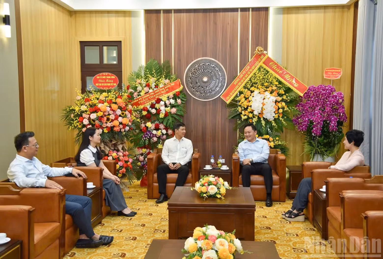 Leaders and officials from the PCC's Organisation Commission extend their best wishes to Nhan Dan Newspaper.