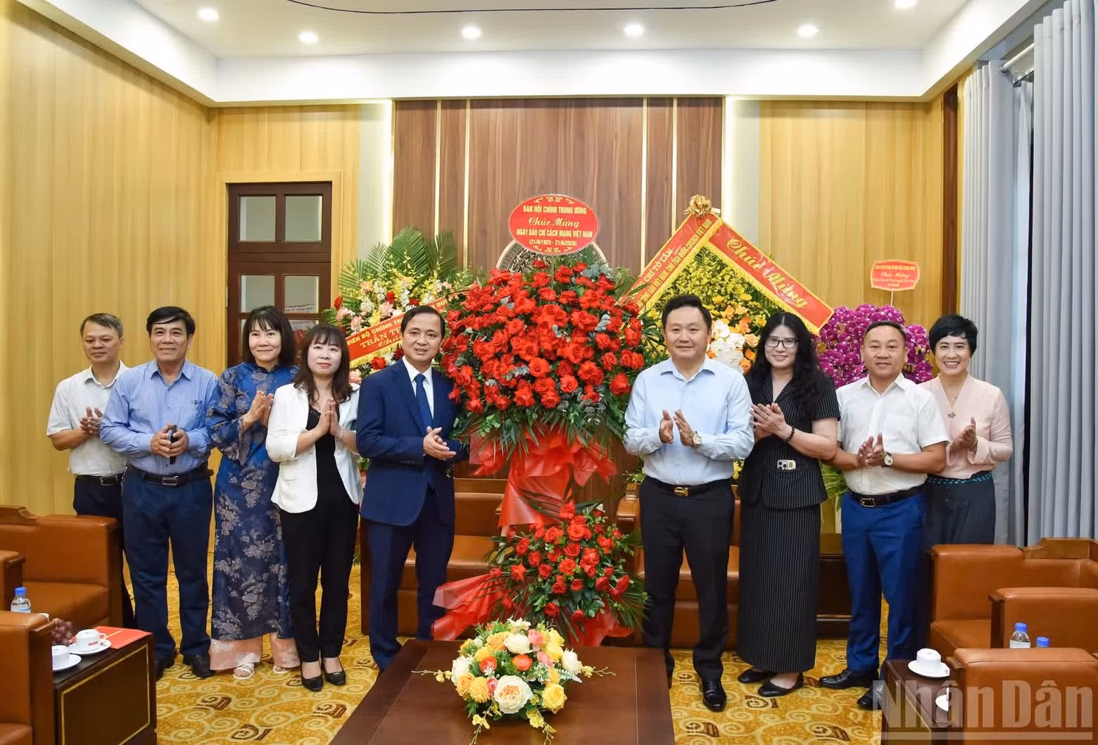 Representatives from the PCC's Commission for Internal Affairs visit and extend congratulations to Nhan Dan Newspaper.