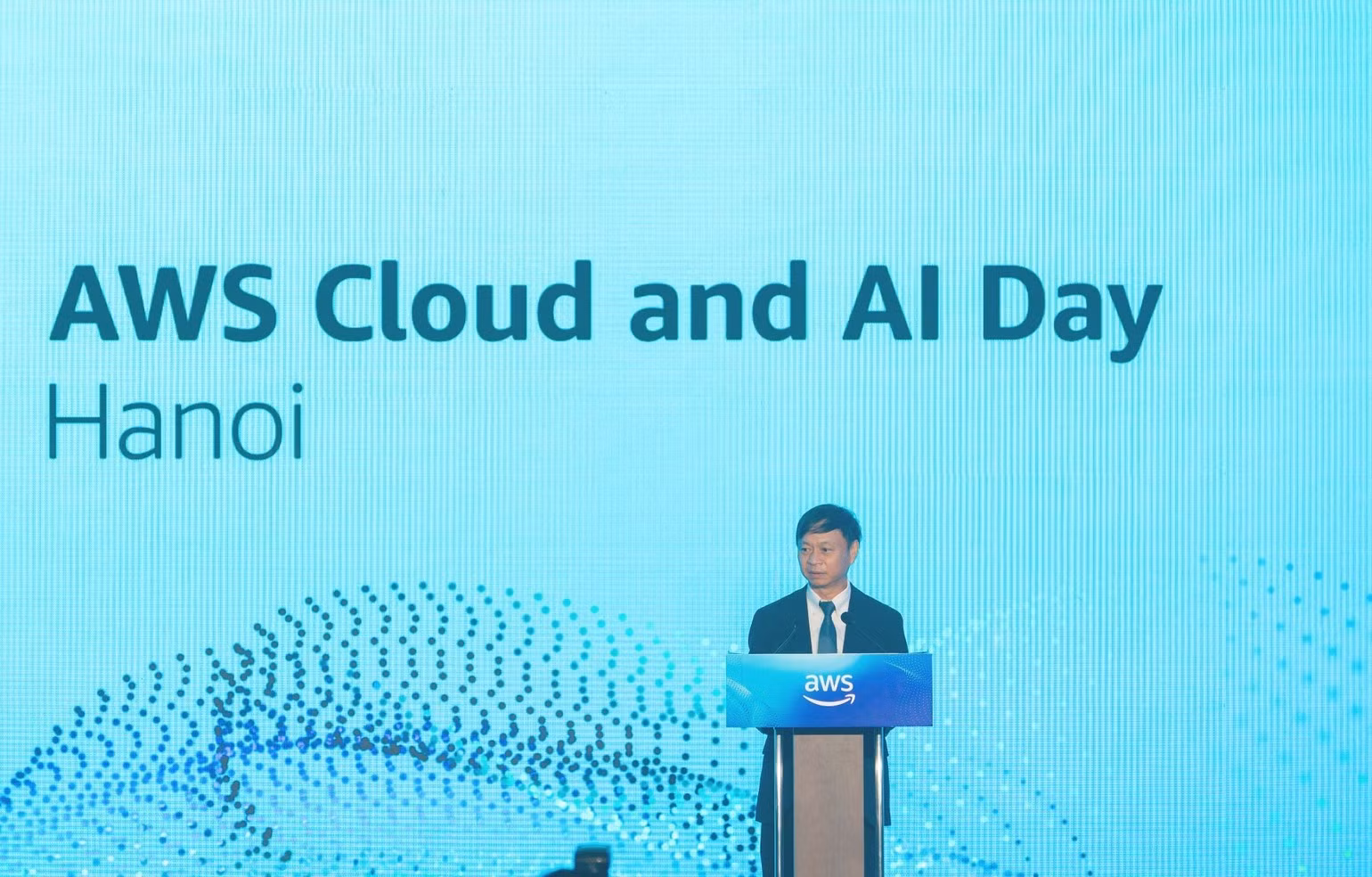 Deputy Minister of Science and Technology Hoang Minh speaks at the event.