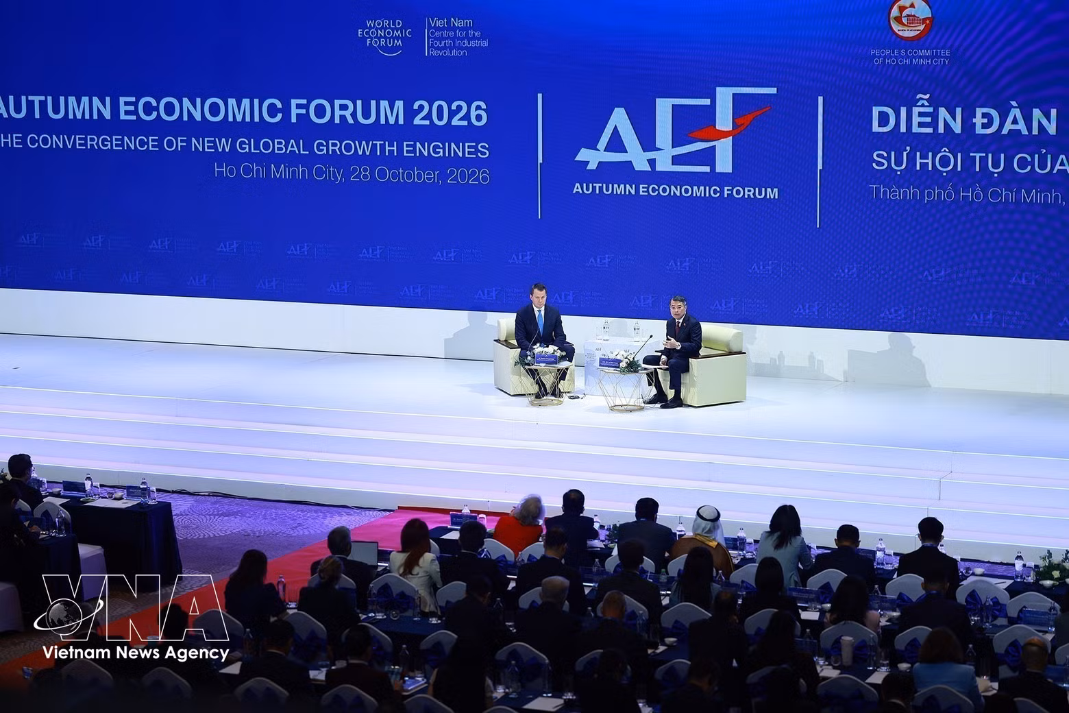 At the dialogue between Prime Minister Le Minh Hung and World Economic Forum (WEF) Managing Director Stephan Mergenthaler in Ho Chi Minh City on October 28. Photo: VNA.