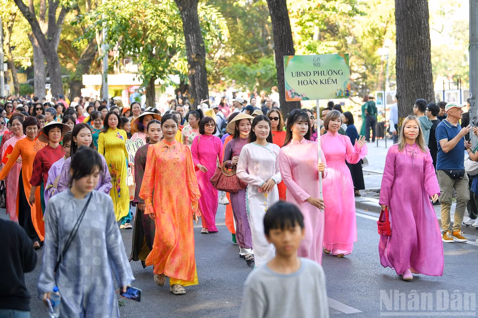 The Vietnamese attire festival gathers nearly 800 participants dressed in restored garments, five-panel Ao Dai and other forms of traditional Vietnamese clothing.