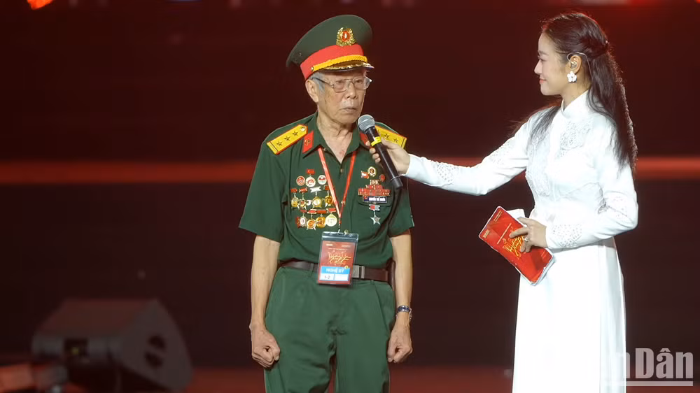 Veteran Nguyen The Nghia, a former prisoner at Phu Quoc Prison, and his comrades drew the national flag with their own blood during their years in captivity.