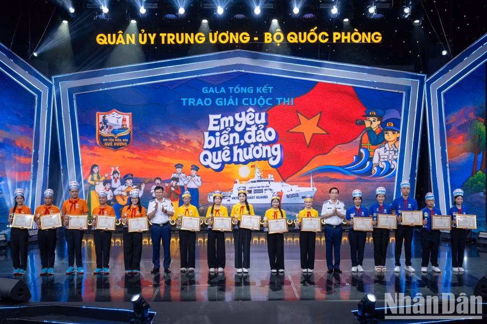 The “Sao Bien” (Quang Ngai), “Mat Bien” (Ca Mau) and “Dao Me” (Thanh Hoa) teams win the third prize. (Photo: DUC TINH)