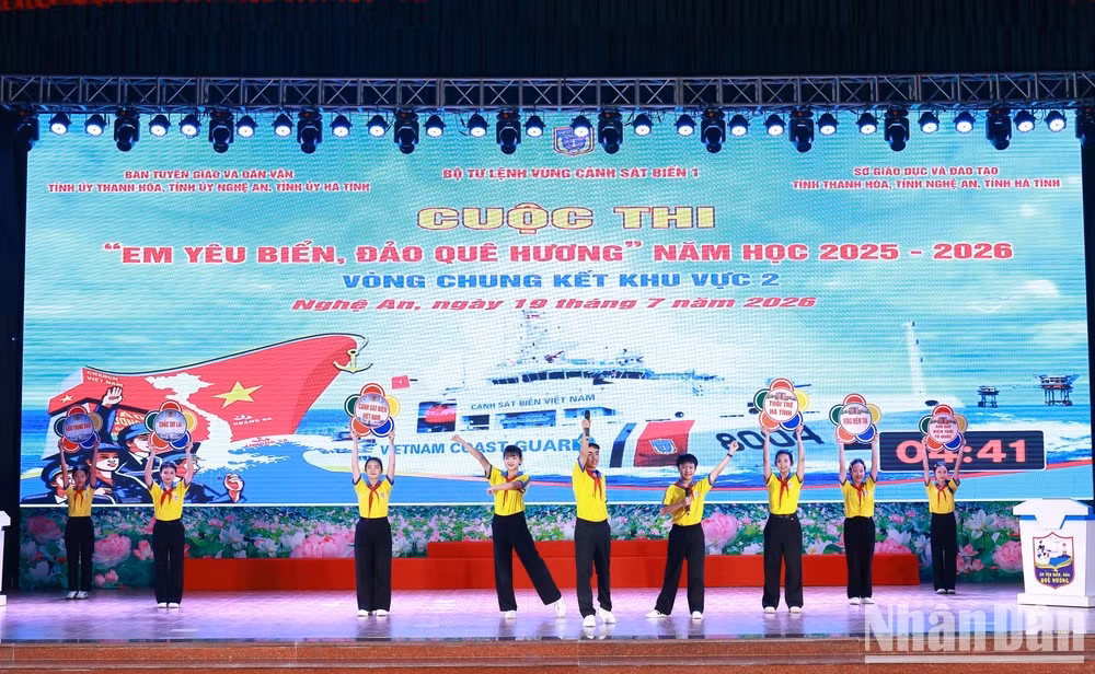 Legal knowledge is conveyed not only to students but also shared with their families and the community. (Photo: DUC TINH)