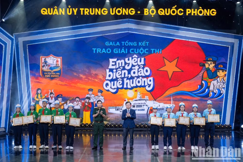 The “Bien Xanh” (Blue Sea) team from Lam Dong and the “Song Bien” (Sea Waves) team from Ho Chi Minh City win the Second Prize. (Photo: DUC TINH)