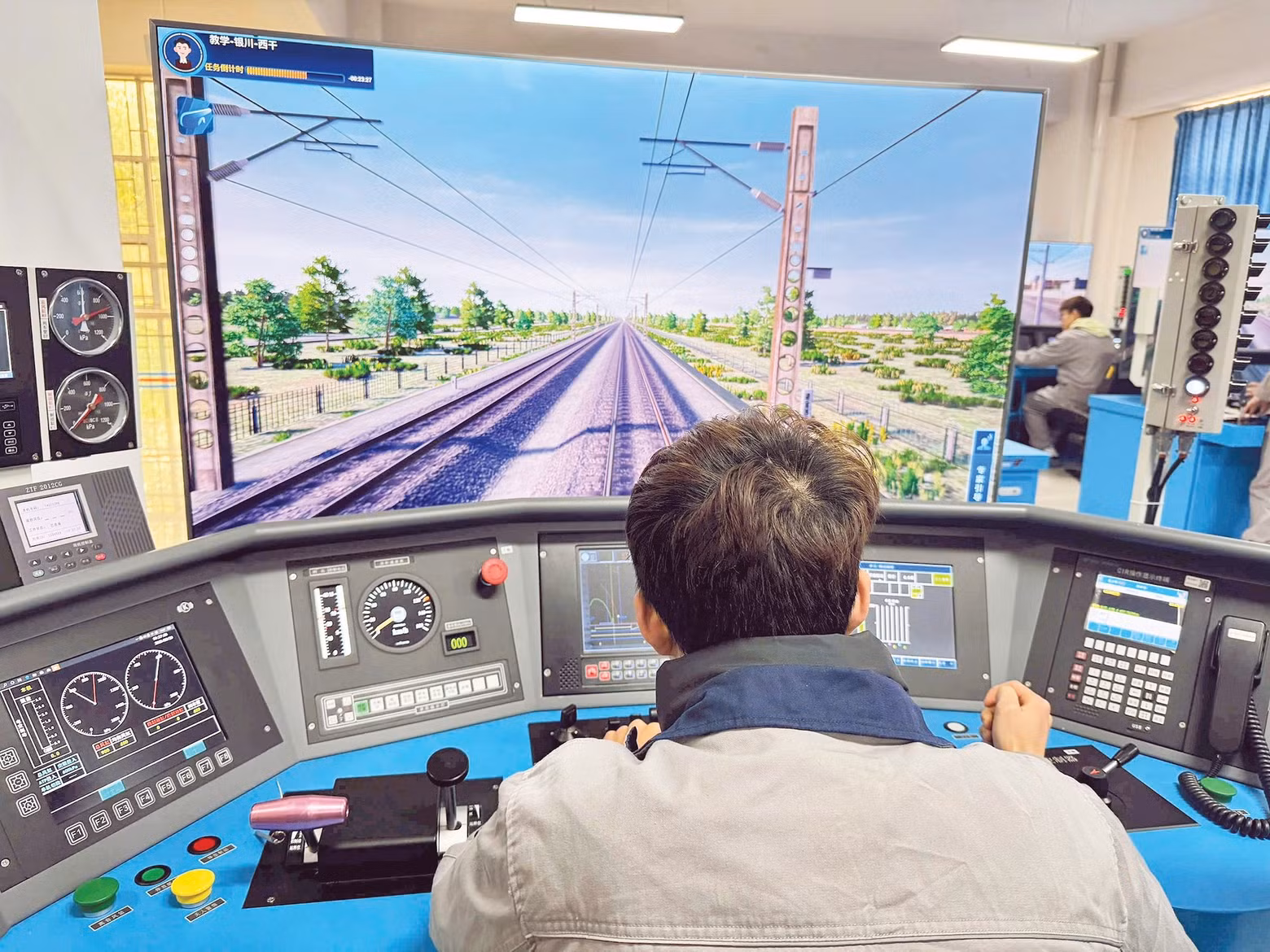 A trainee practices operating high-speed trains using simulation software. (Photo: VNR)