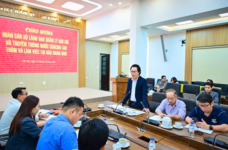 Vu Mai Hoang, Head of the Technology Department of Nhan Dan Newspaper, speaks at the event.