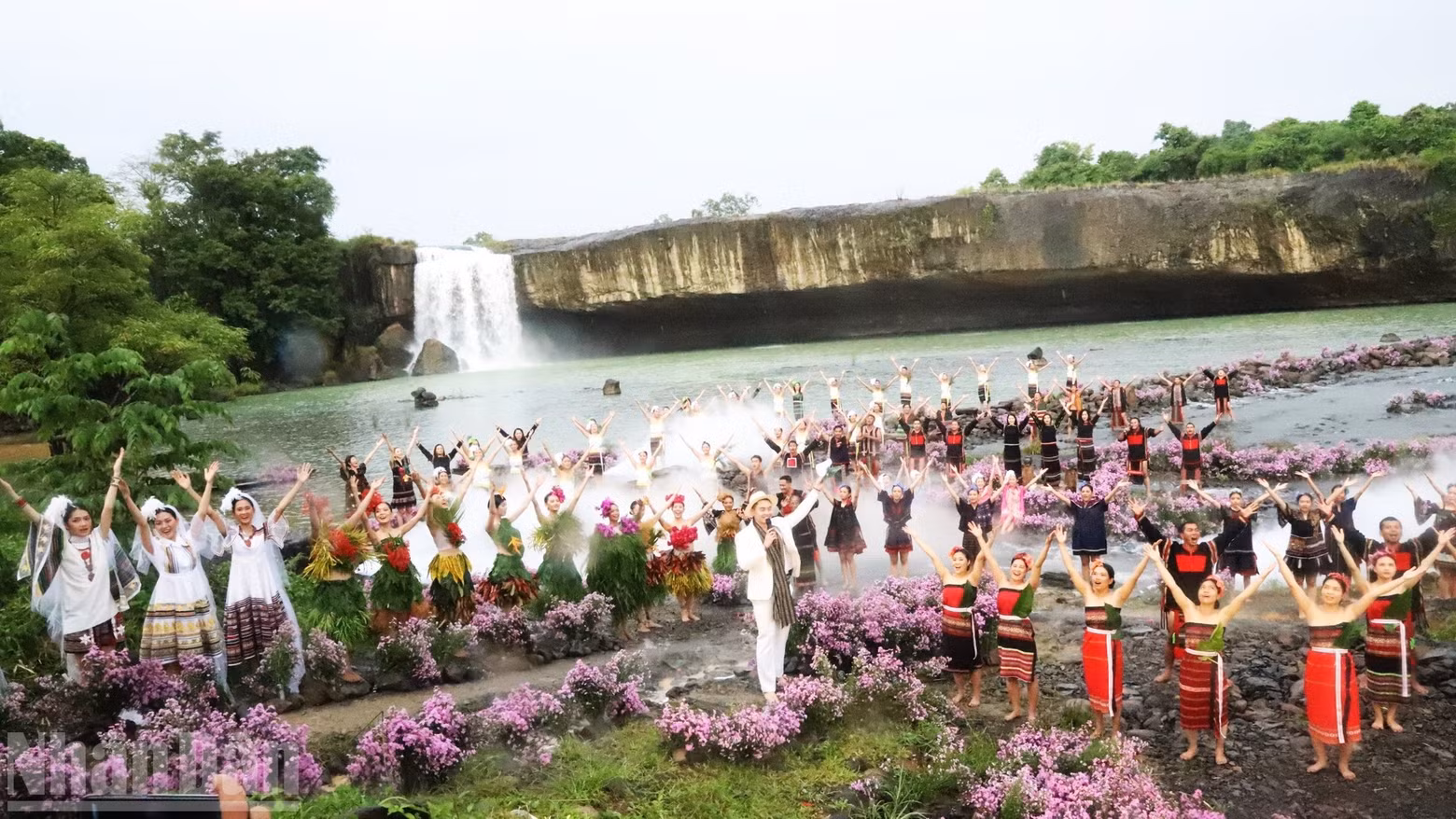 Ecotourism destinations include scenic sites such as Dray Nur Waterfall.