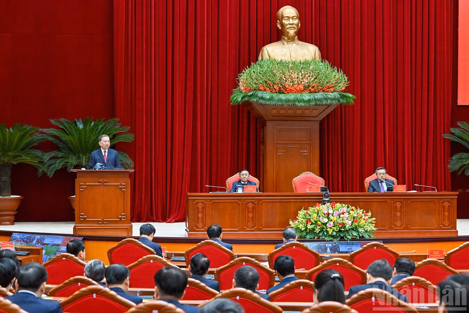 General Secretary To Lam delivers remarks at the conference.