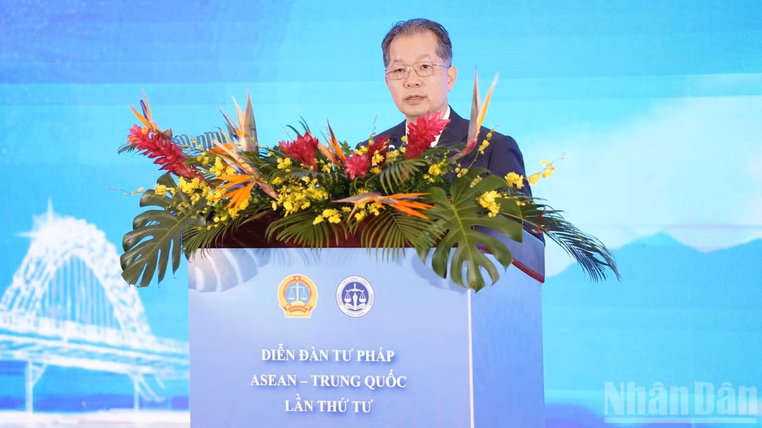 Secretary of the Party Central Committee and Chief Justice of the Supreme People's Court of Viet Nam Nguyen Van Quang delivers the opening remarks at the forum. (Photo: ANH DAO)