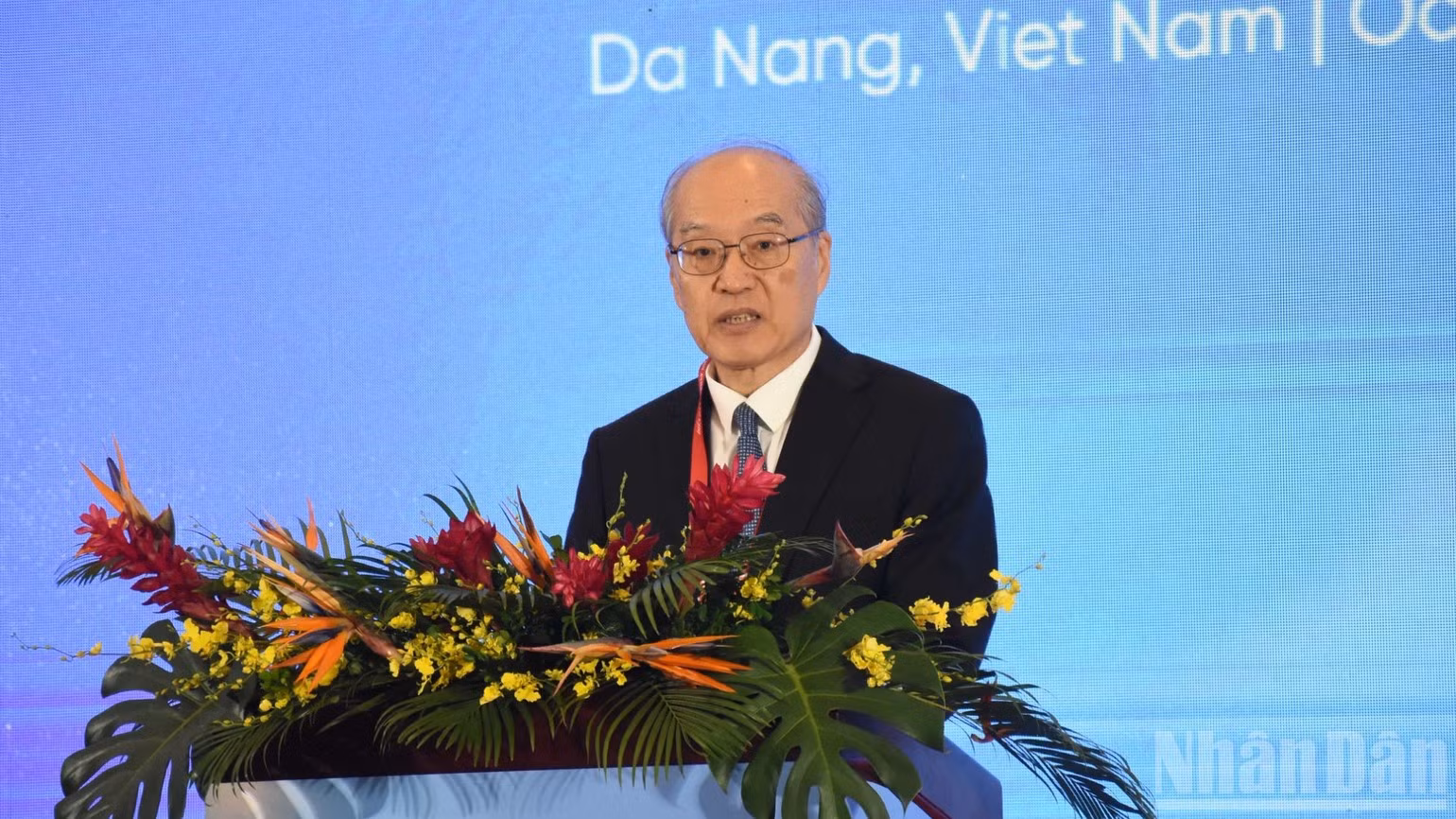 Zhang Jun, Member of the Central Committee of the Communist Party of China, Chief Grand Justice and President of the Supreme People's Court of China, addresses the forum. (Photo: ANH DAO)