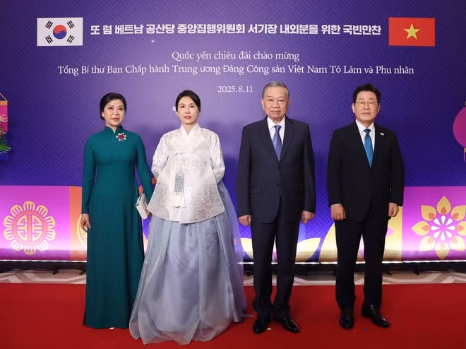 President of the Republic of Korea (RoK) Lee Jae Myung and his spouse hosts a state dinner for Party General Secretary To Lam (second from right) and his spouse Ngo Phuong Ly (first from left) on August 11. (Photo: VNA)