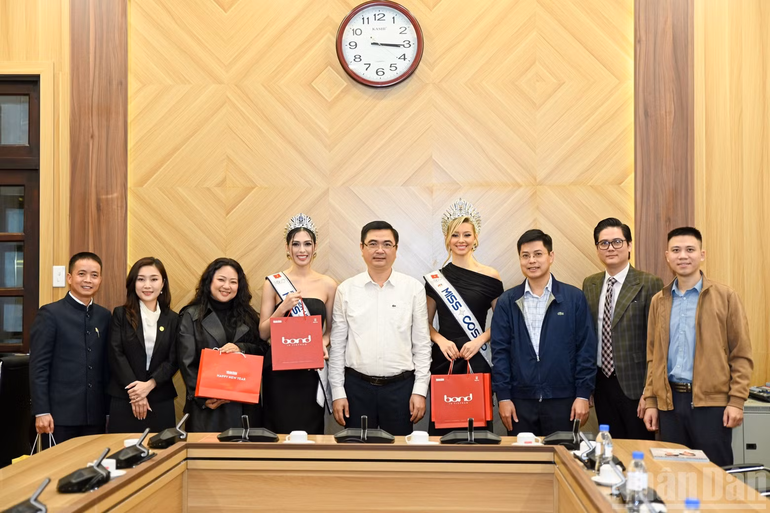 The beauties engage in talks with representatives of Nhan Dan Newspaper.