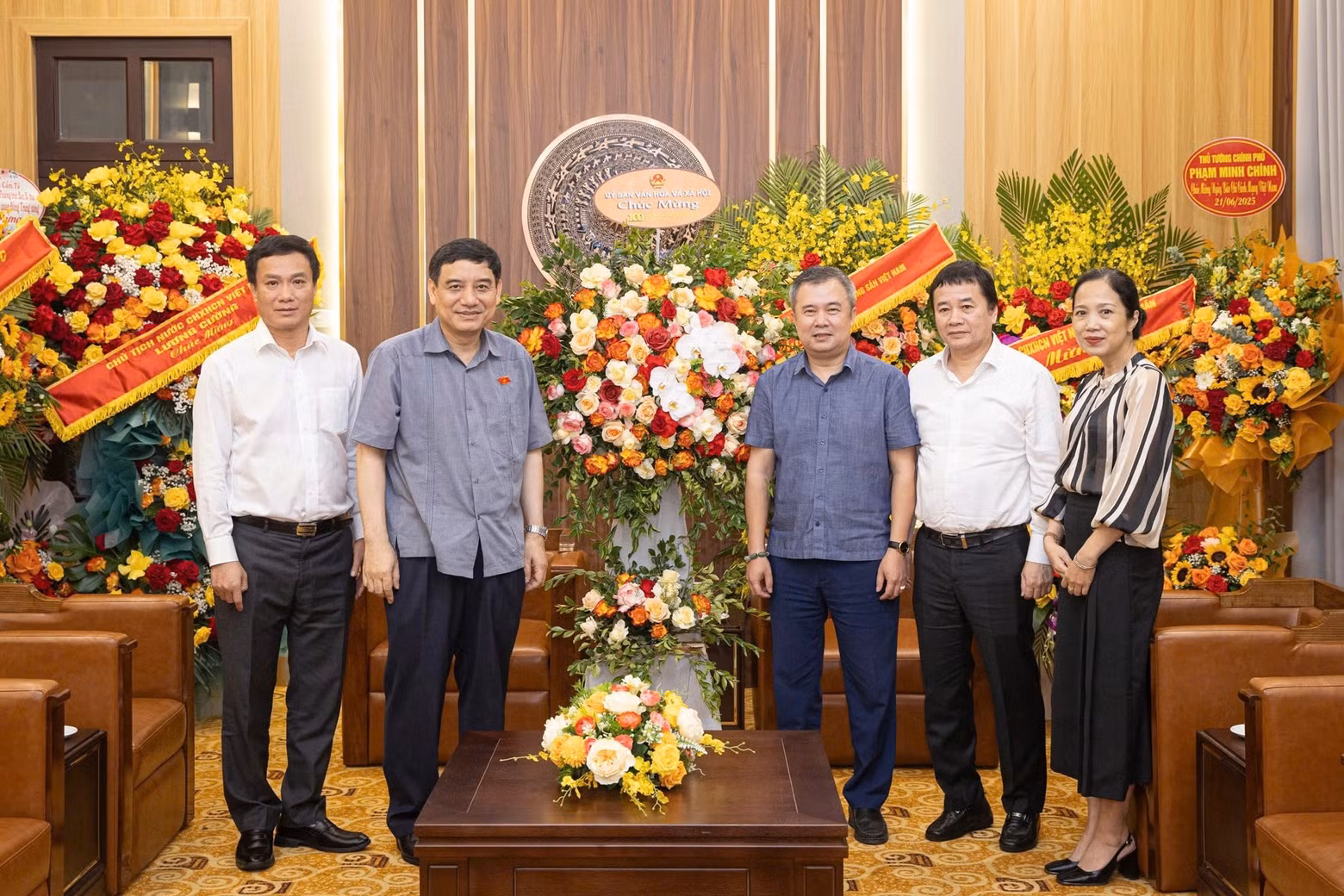 Nguyen Dac Vinh, member of the Party Central Committee, member of the National Assembly Standing Committee, and Chairman of the National Assembly’s Committee for Culture and Education, visits and congratulates Nhan Dan Newspaper on the occasion of Viet Nam Revolutionary Press Day (June 21).