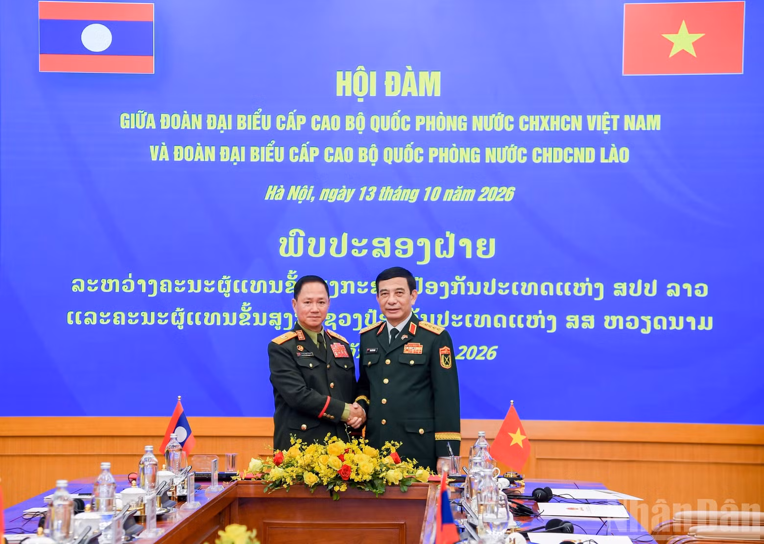 General Phan Van Giang and General Khamliang Outhakaysone sign the Viet Nam–Laos defence cooperation plan for 2027. (Photo: THE DAI)