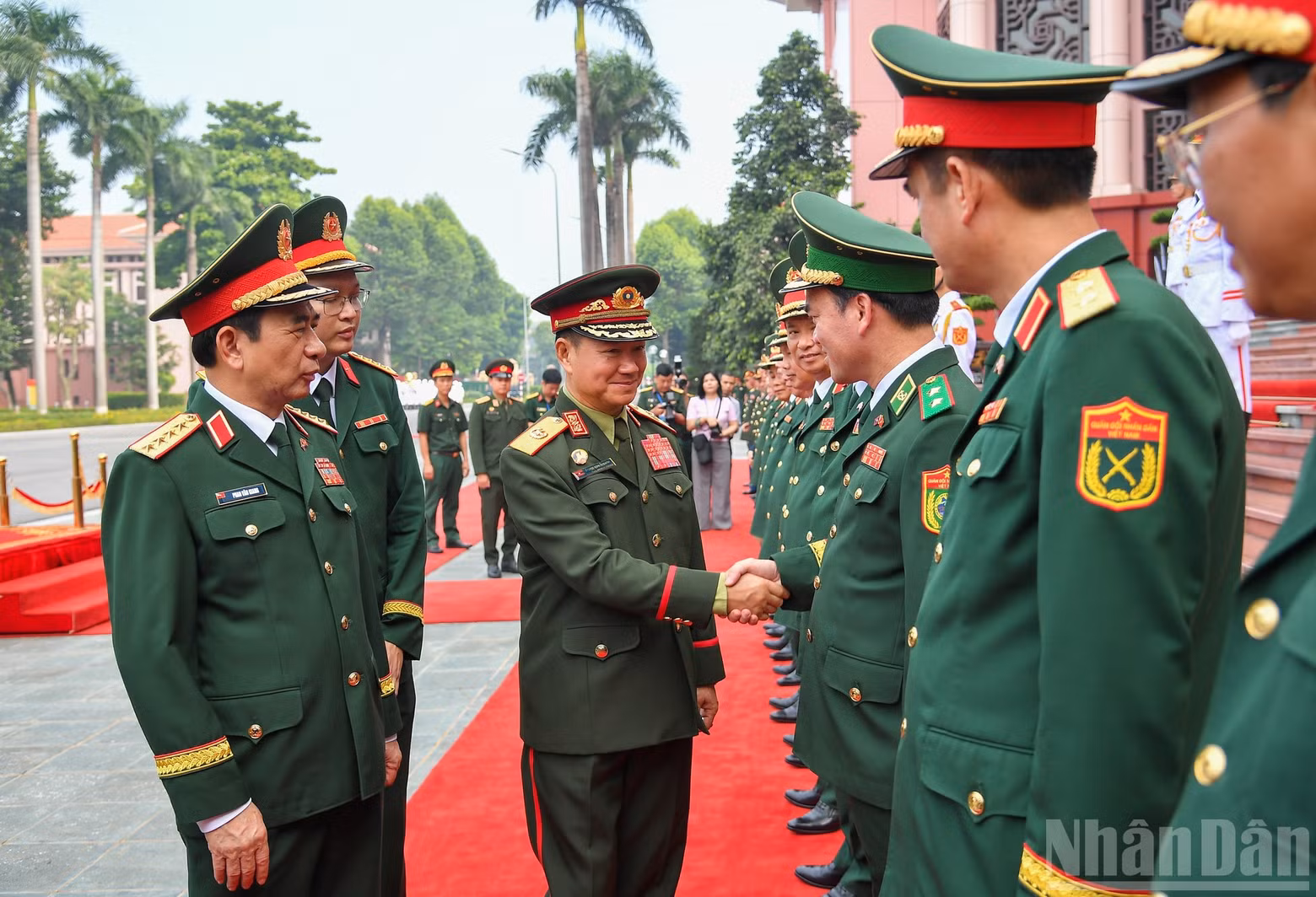 General Phan Van Giang and General Khamliang Outhakaysone, along with delegates from both countries. (Photo: THE DAI)