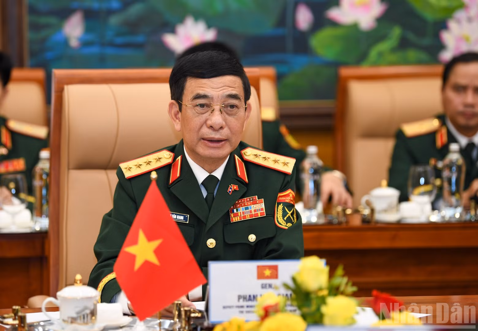 General Phan Van Giang speaks during the talks. (Photo: THE DAI)