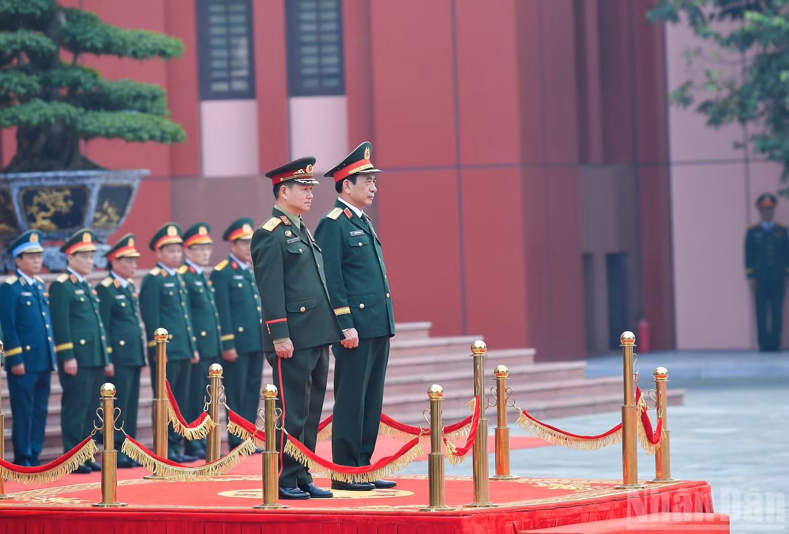 General Phan Van Giang and General Khamliang Outhakaysone at the welcoming ceremony. (Photo: THE DAI)
