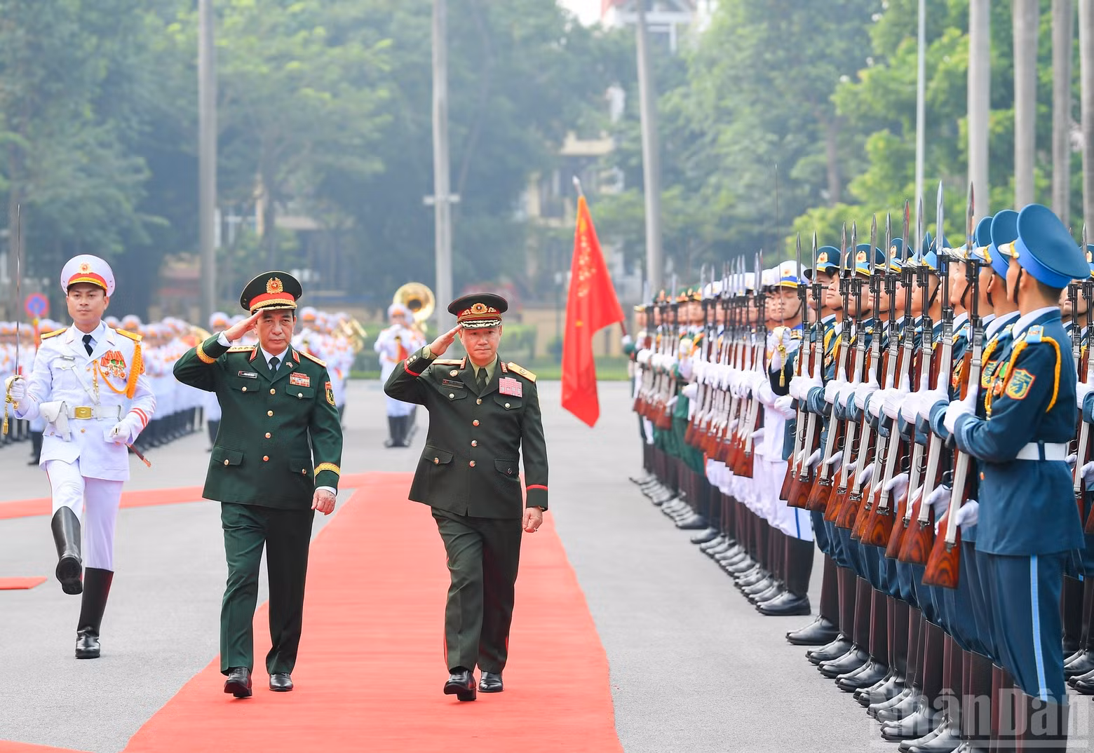 General Phan Van Giang and General Khamliang Outhakaysone review the honour guard of the Viet Nam People's Army. (Photo: THE DAI)