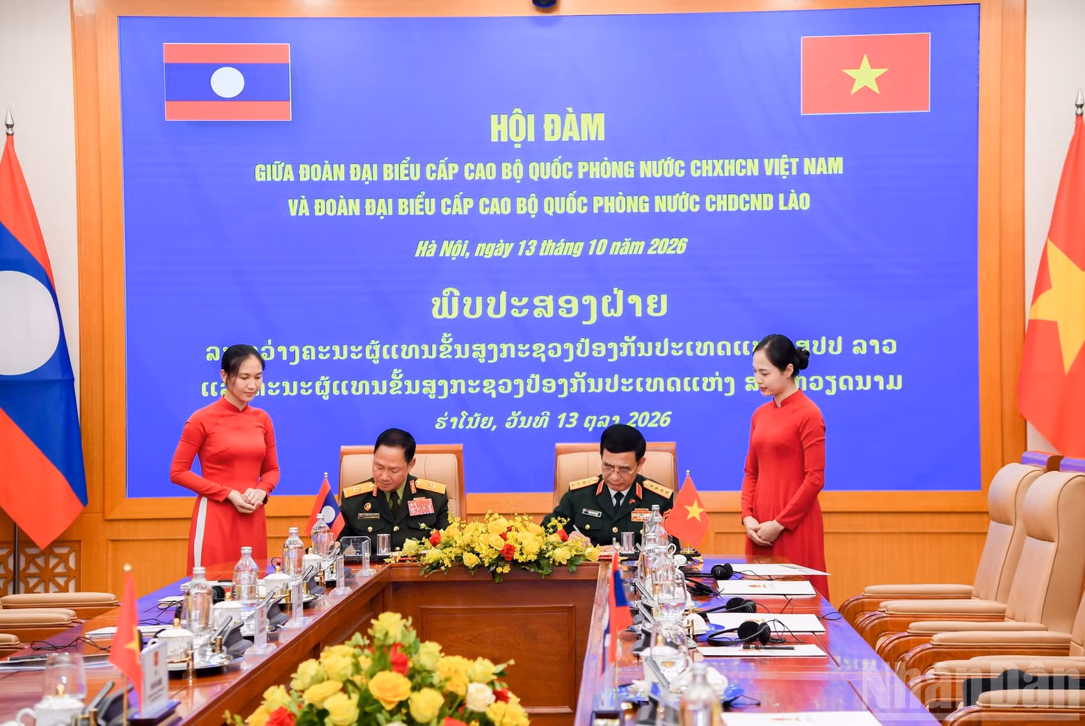General Phan Van Giang and General Khamliang Outhakaysone sign the Viet Nam–Laos defence cooperation plan for 2027. (Photo: THE DAI)
