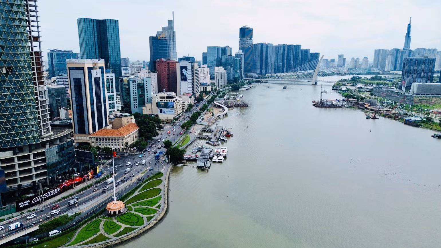 A view of the dynamic and rapidly developing Ho Chi Minh City. (Photo: THE ANH)