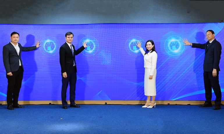 Representatives of the leadership of the Ho Chi Minh Communist Youth Union Central Committee and related units perform the launching ceremony for the Poster Design Contest for the 13th National Youth Congress.
