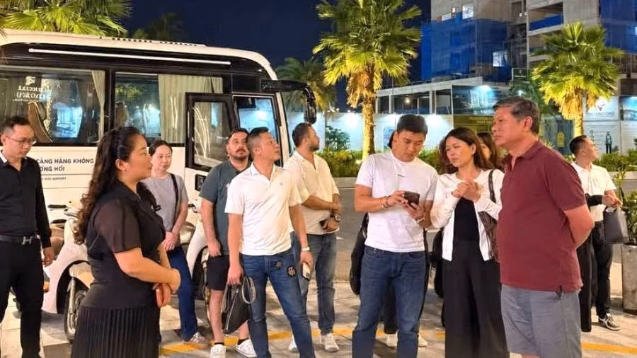 Delegates survey tourism services at the Regal Legend urban complex in Dong Hoi Ward, Quang Tri Province. (Photo: DL)