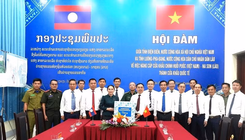 Nguyen Van Doat, Vice Chairman of the Dien Bien Provincial People’s Committee, presents a souvenir to the delegation from Luang Prabang Province. (Photo: LE LAN)