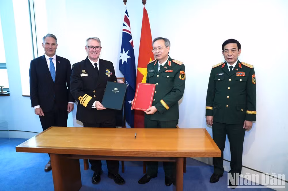 General Phan Van Giang and Deputy Prime Minister and Minister for Defence Richard Marles witness the signing of cooperation documents. (Photo: THU TRANG)