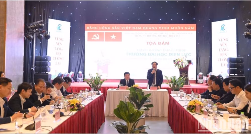 Meritorious Teacher, Associate Professor Dr Vu Dinh Ngo, Secretary of the Party Committee and Chairman of the Council of Electric Power University: “Scientific research only creates substantive value when it is closely linked to the market and helps improve the operational efficiency of businesses.” (File photo)
