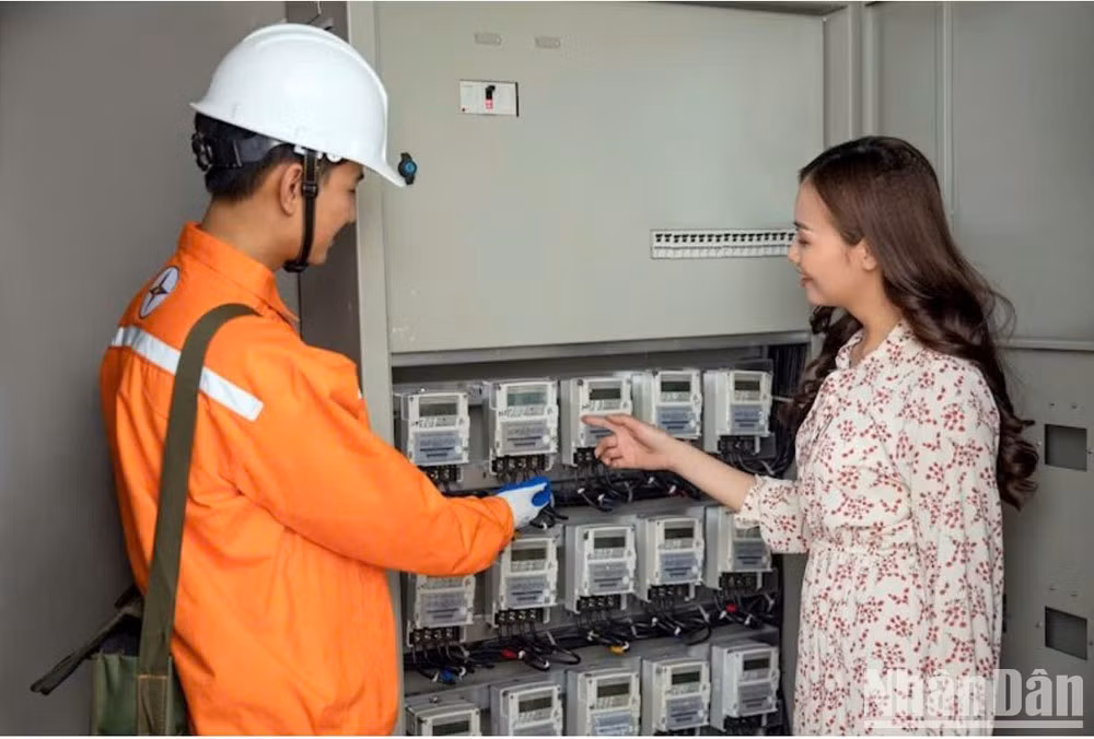 Power sector workers operate a smart grid, digitalise electricity meters and conduct remote operations management to serve residents and businesses. (Photo: TRAN HAI)