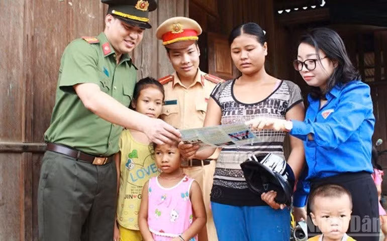 Nghe An police coordinate with the Provincial Women’s Union to conduct community outreach on human trafficking prevention. (Photo: Nghe An Provincial Police)