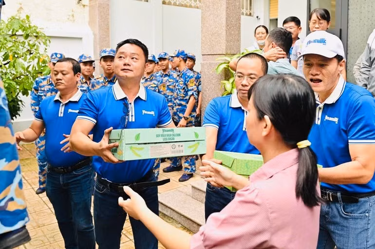 Thousands of Vinamilk nutritional products are promptly delivered by Nguyen Xuan Tung, Vinamilk’s Central Region Sales Manager, and Vinamilk staff. (Photo: Vi Nam)