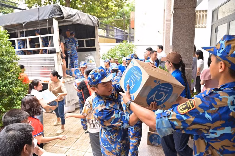 Vinamilk’s nutritional products are received for distribution to communities in flood-hit areas. (Photo: Vi Nam)