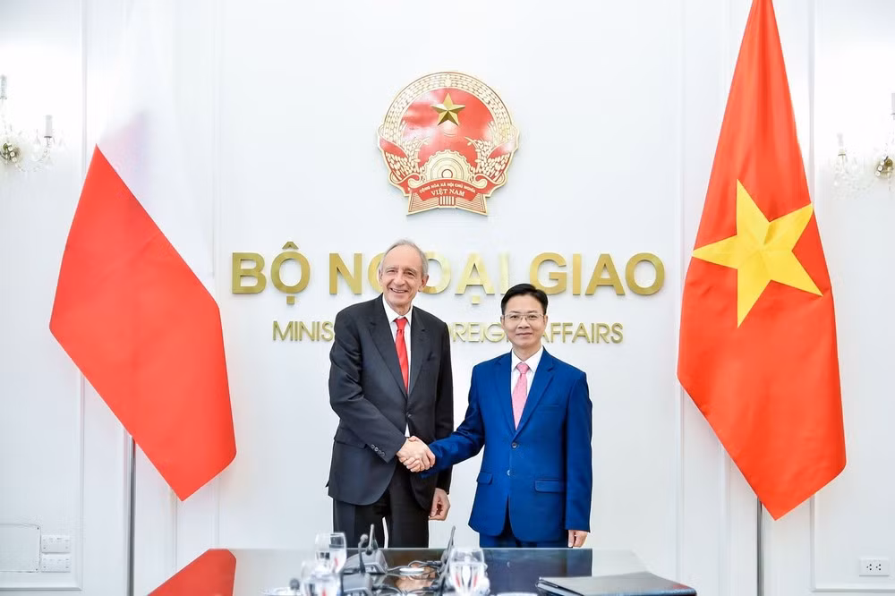 Vietnamese Deputy Minister of Foreign Affairs Ngo Le Van (R) and Secretary of State at the Ministry of Foreign Affairs of Poland Władysław Teofil Bartoszewski. (Photo published by VNA)