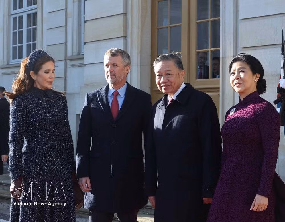 General Secretary of the Communist Party of Viet Nam Central Committee and President To Lam (second from right) and his spouse Ngo Phuong Ly meet with King Frederik X and Queen Mary. (Photo: VNA)