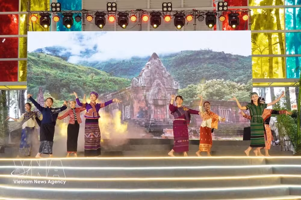 The performance "Song phone py mai" featuring traditional culture of Laos is presented at the event. (Photo: VNA)