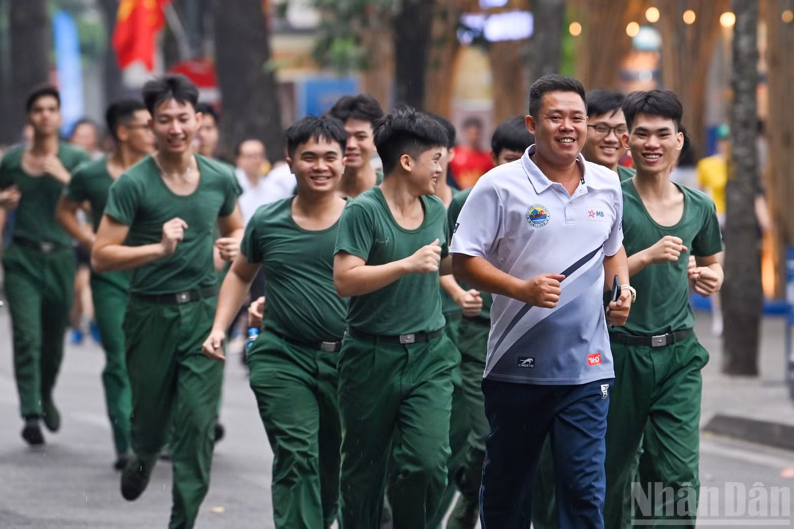 Delegates join the group run to encourage regular physical exercise.