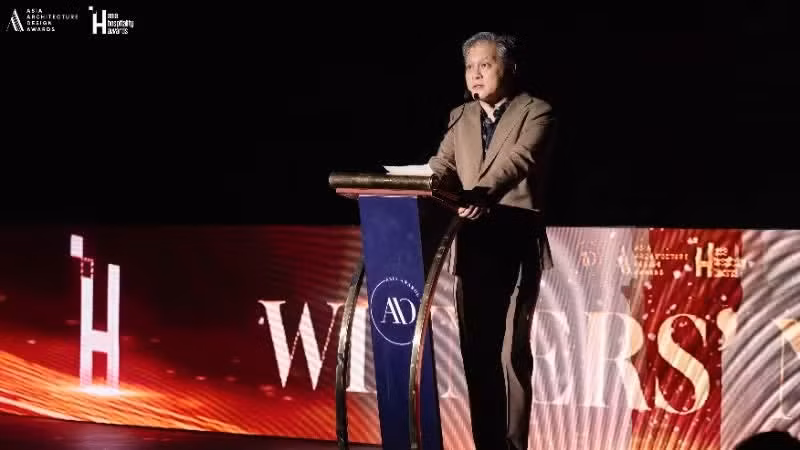 Tan Quee Peng, Chairman of the Judging Panel, addresses the ceremony. (Photo: the Organising Committee)