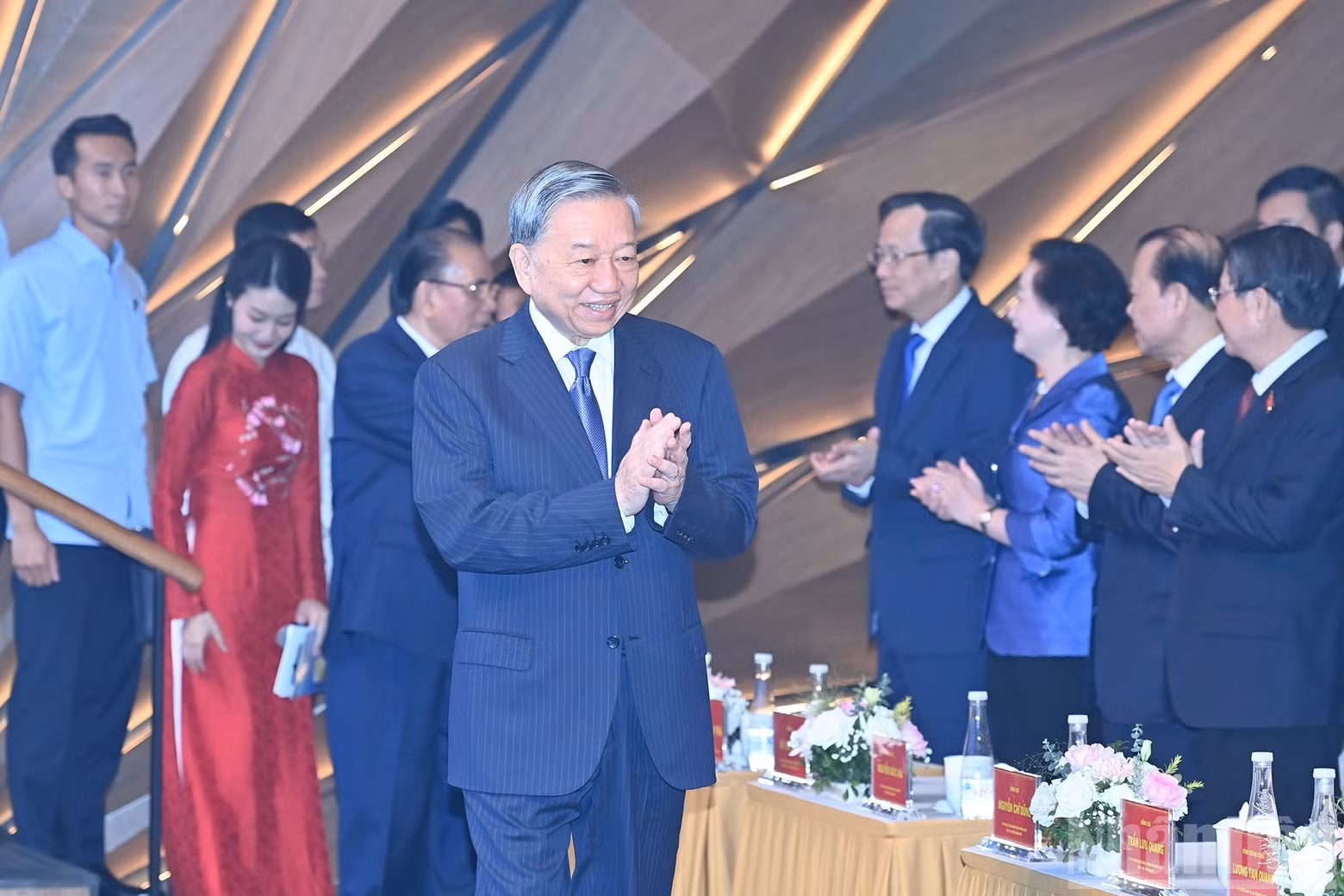 Party General Secretary To Lam together with current and former Party and State leaders at the celebration of the 80th anniversary of the finance sector’s traditional day.