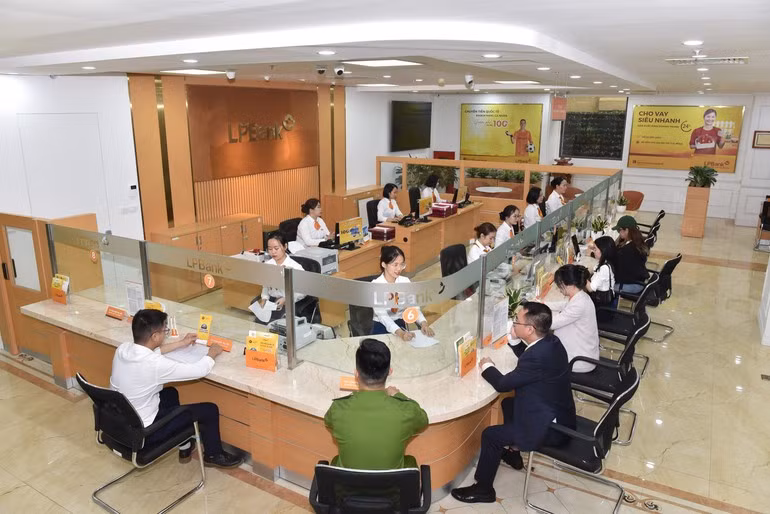 Customers are conducting transactions at LPBank branch. (Photo: The Dai)