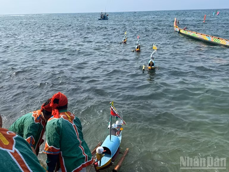 The “Le khao le the linh Hoang Sa” (Feast and Commemoration Festival for Hoang Sa Soldiers) in Ly Son Special Zone attracts numerous visitors.