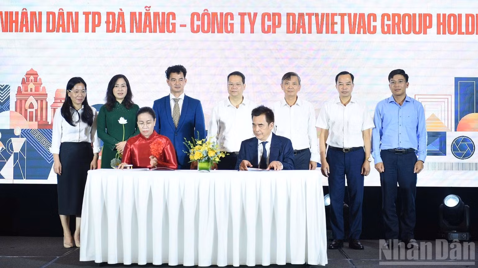 Da Nang signs memoranda of understanding on cooperation with domestic and international businesses and organisations. (Photo: THANH TAM)